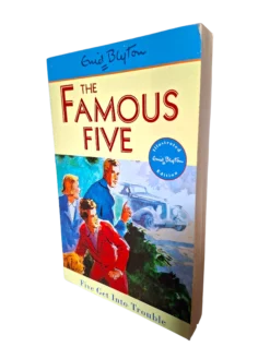 Enid Blyton - The Famous Five: FIVE GET INTO TROUBLE
